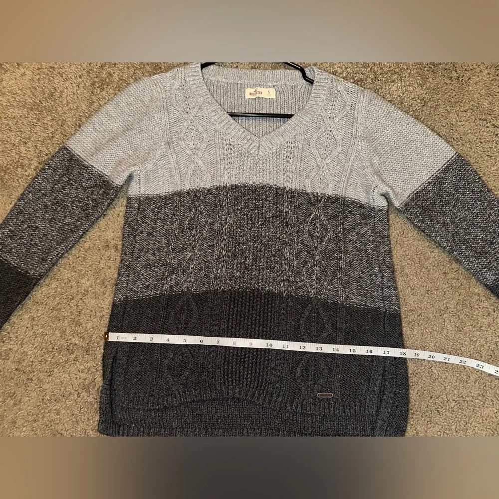 Hollister‎ V-Neck Sweater in Gray Tones